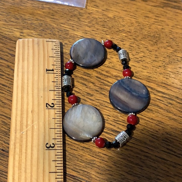 21286 Painted red stone and gray shell bracelet earring set. - Picture 8 of 8